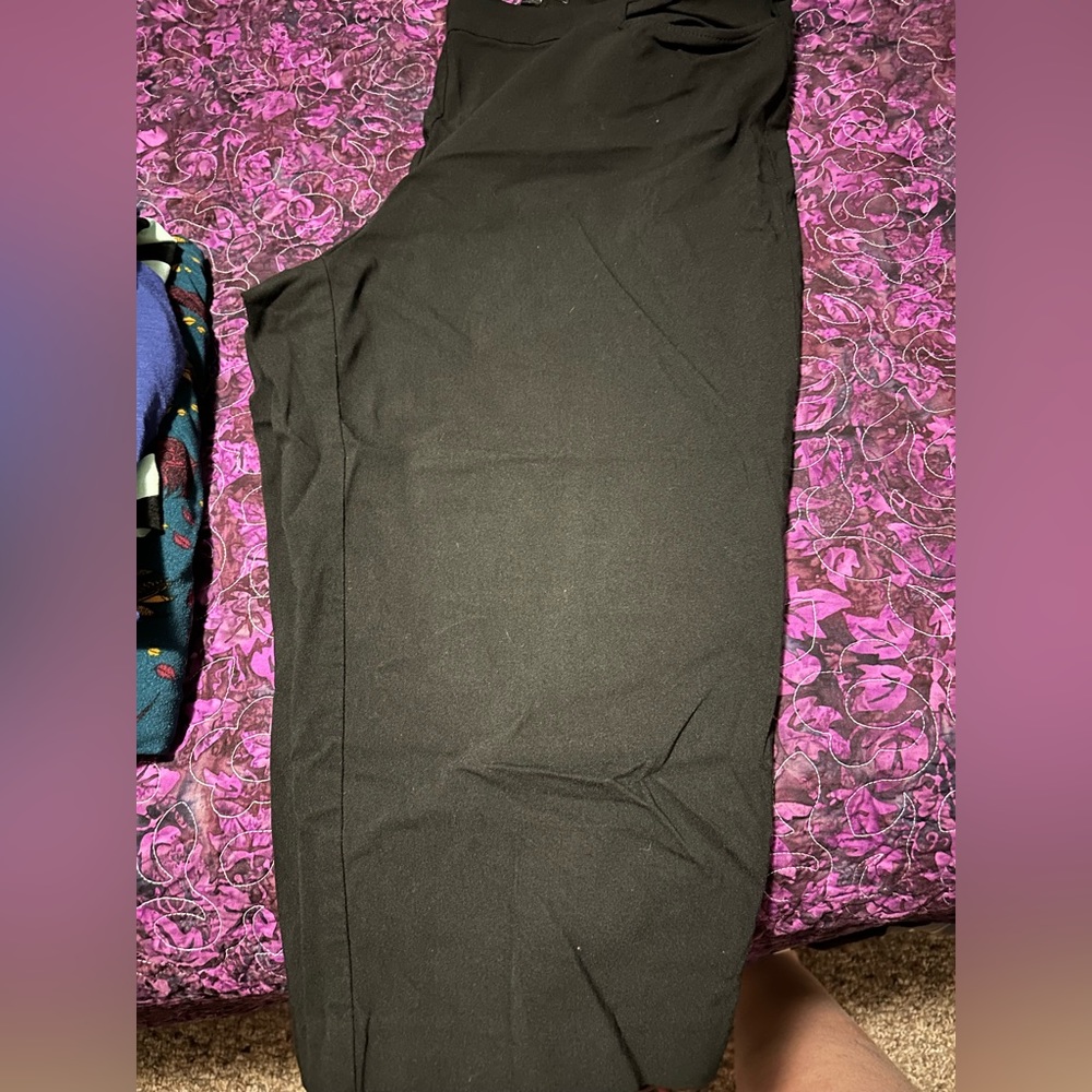Black pull on capris